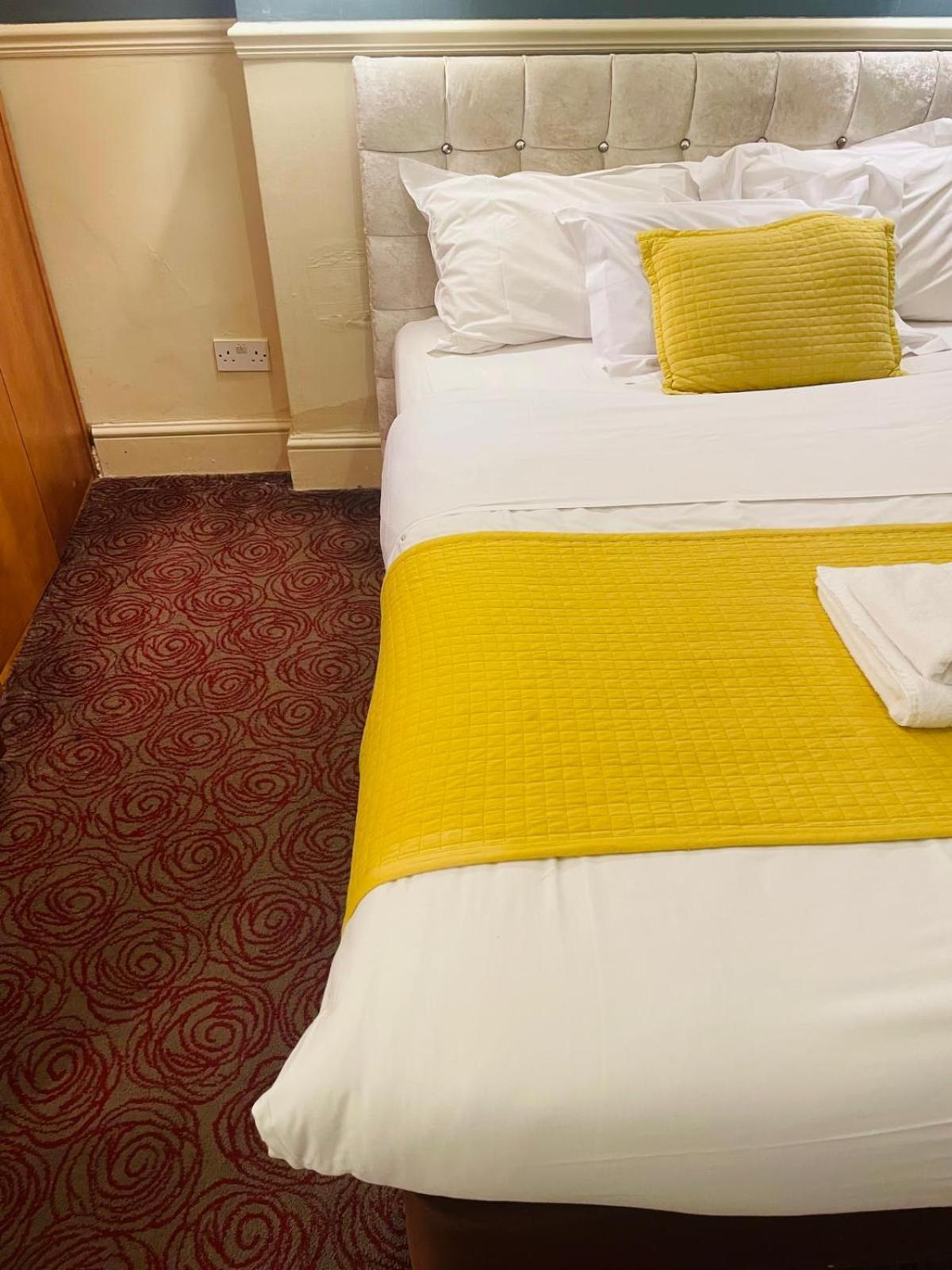 Eurobar & Hotel Оксфорд Екстериор снимка